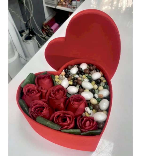 Kutuda 7 Gül Kırmızı ve Çikolata